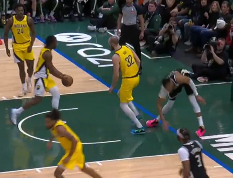 hth官网-看着挺严重啊！里弗斯：字母哥在一次扣篮后导致左膝过度伸展