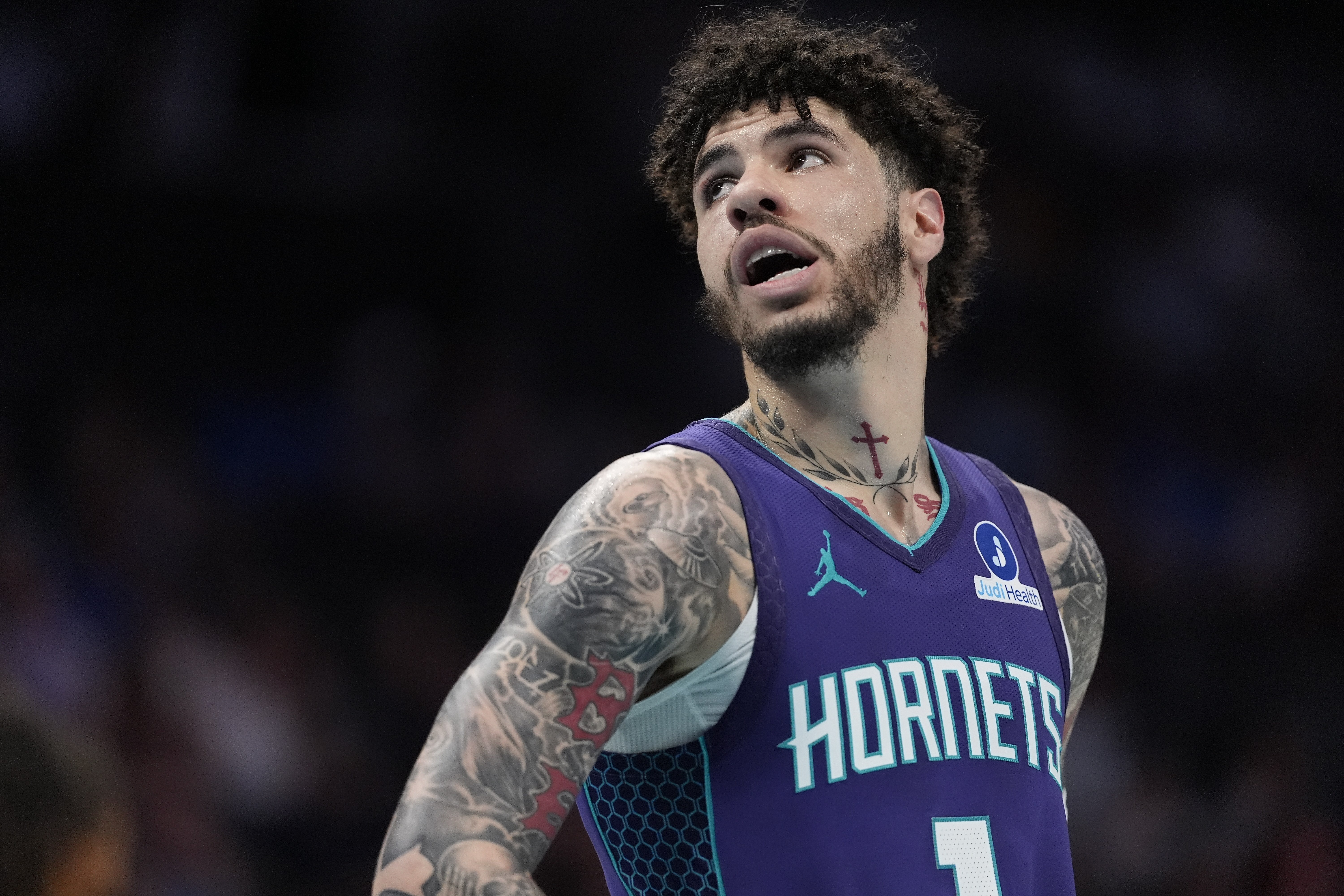 hth官网-虎头蛇尾！拉梅洛·鲍尔24中12&amp;三分15中6空砍36+5+6 末节零分